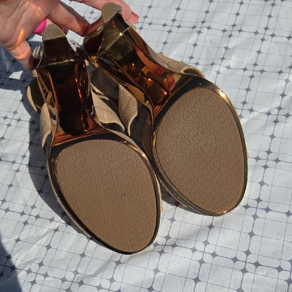 MICHAEL Michael Kors Tan and Gold Heels - Picture 4 of 14